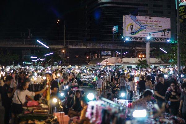 Comment découvrir les marchés nocturnes de Hong Kong sans guide?