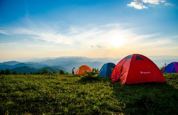 Quels sont les meilleurs conseils pour un camping en région montagneuse avec des enfants en bas âge?